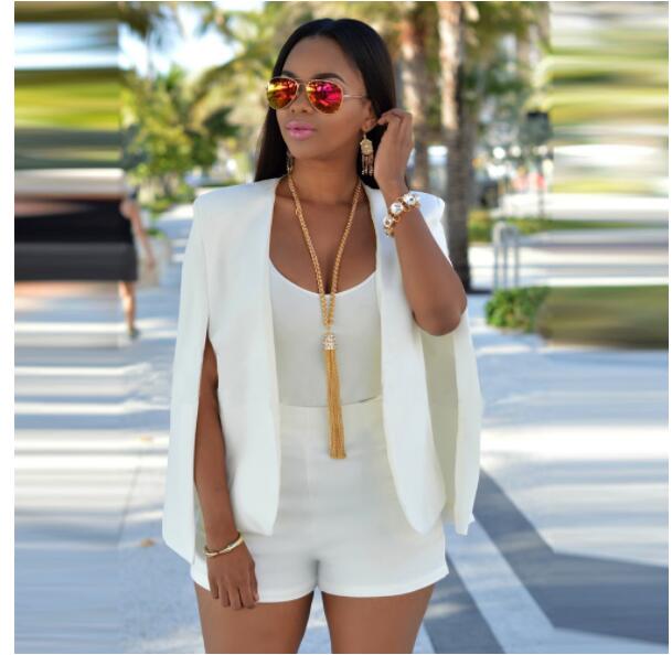 Blazer cape femme moderne et sophistiqué, design fluide et structuré avec manches drapées pour toute occasion.