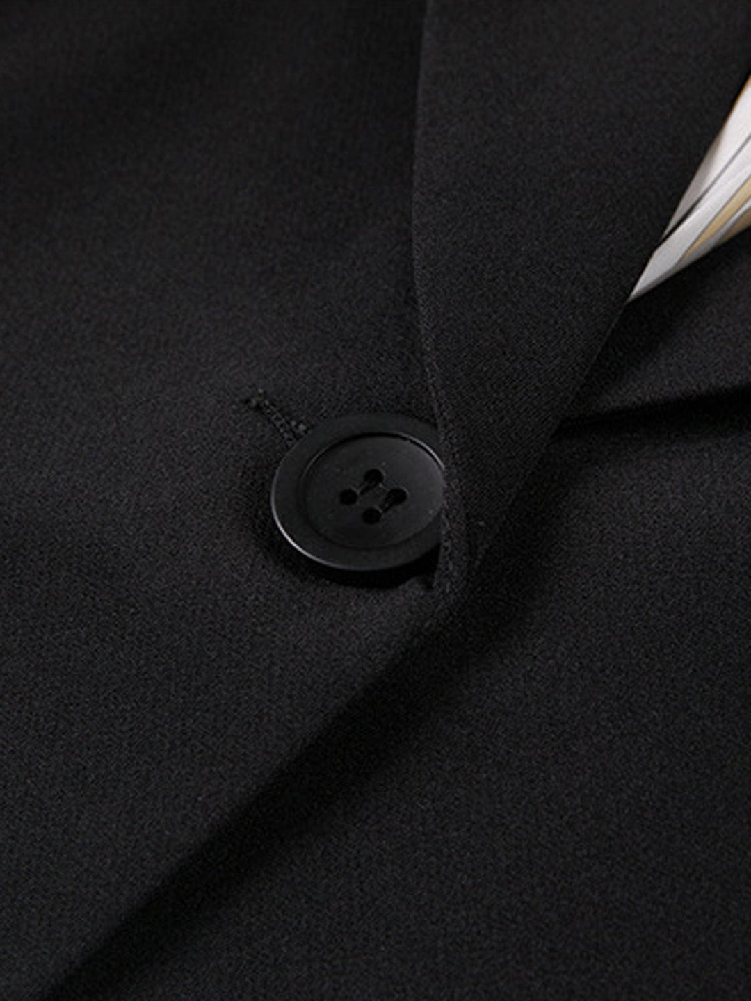 Blazer court femme noir, veste tailleur élégante pour un look chic et moderne.
