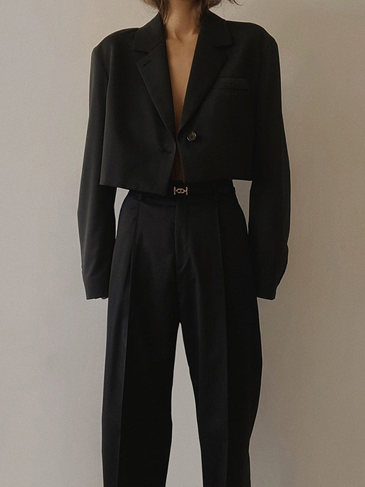 Blazer court noir élégant pour femme, coupe tailleur moderne. Idéal pour bureau ou tenue chic.
