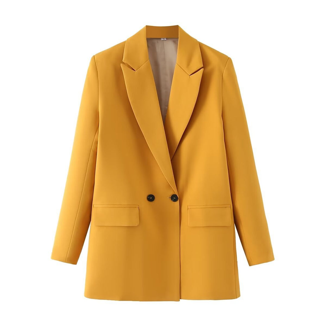 Garde-robe femme : blazer croisé élégant, idéal pour compléter un tailleur moderne.