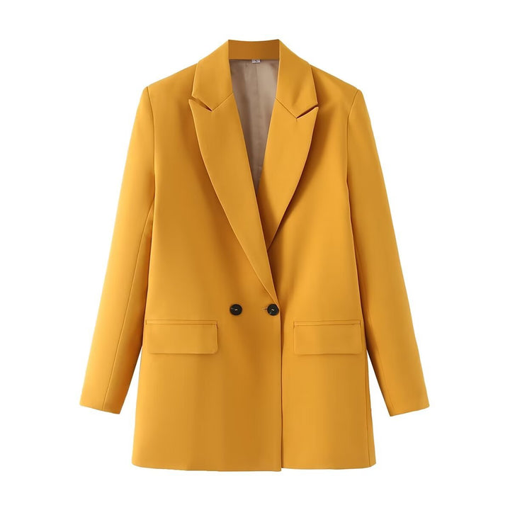 Garde-robe femme : blazer croisé élégant, idéal pour compléter un tailleur moderne.