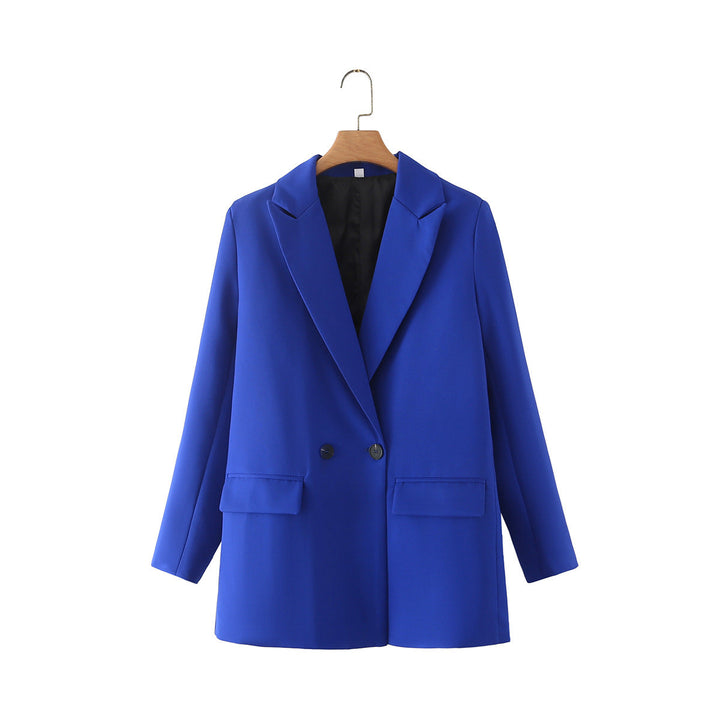 Veste de tailleur femme croisée, revers pointus, parfait pour un look automne professionnel.