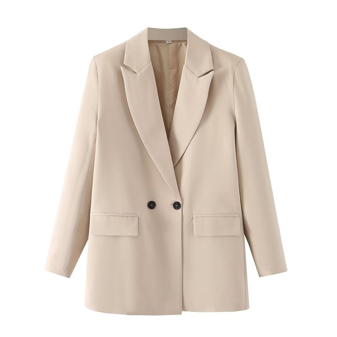 Mode femme : veste croisée à revers pointus, un choix chic pour toute occasion.