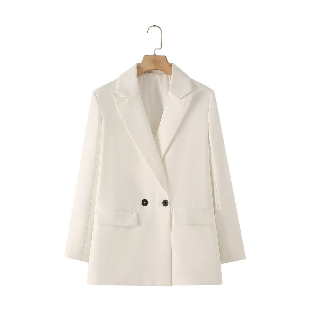 Veste croisée femme, look professionnel, avec revers en pointe et coupe droite impeccable.