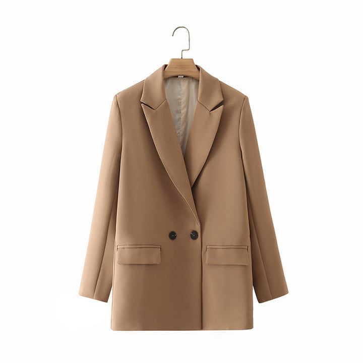 Mode femme : blazer croisé coupe droite, un essentiel pour un look professionnel et stylé.
