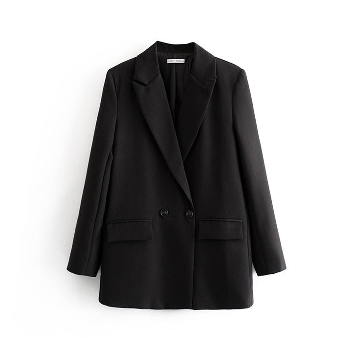 Blazer chic femme avec revers en pointe, parfait pour une garde-robe printemps-automne.