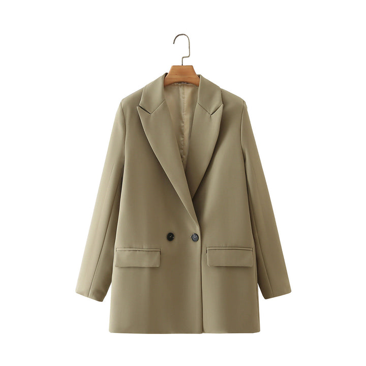 Look professionnel : blazer femme croisé élégant avec revers en pointe distinctifs.