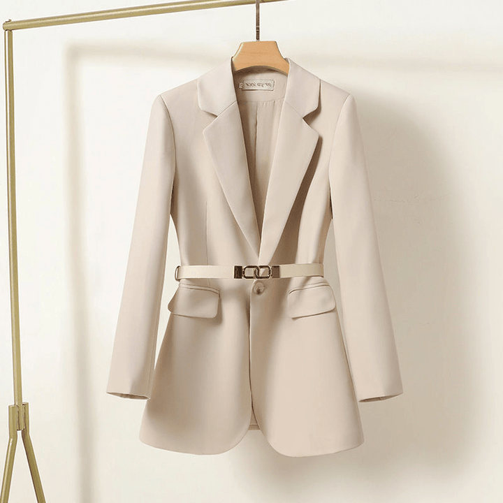 Veste blazer femme cintrée beige, mode féminine chic, parfaite pour automne/printemps, look tendance avec ceinture.