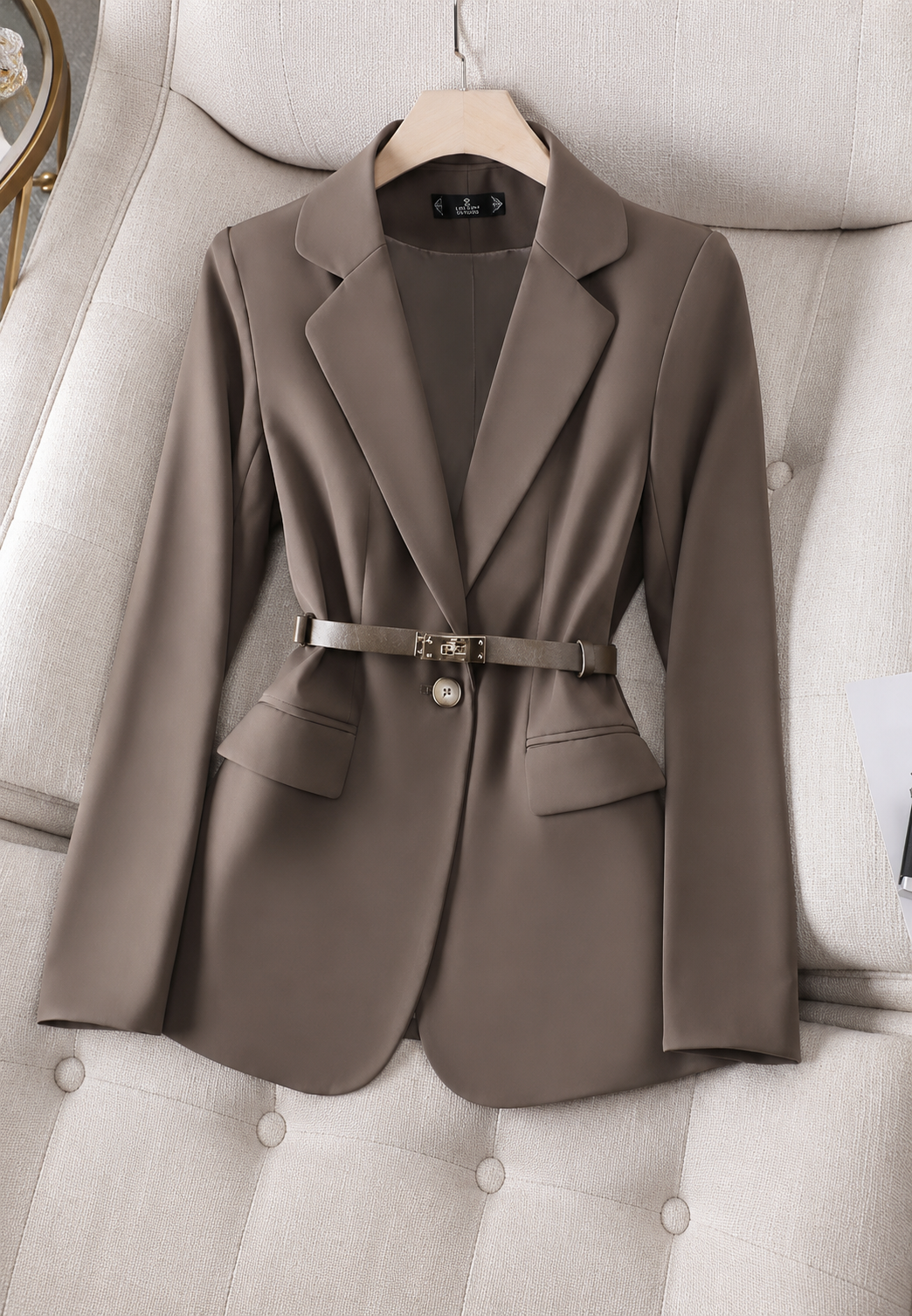 Blazer femme chic avec ceinture, coupe cintrée ajustée, veste élégante en noir, beige ou café pour printemps.
