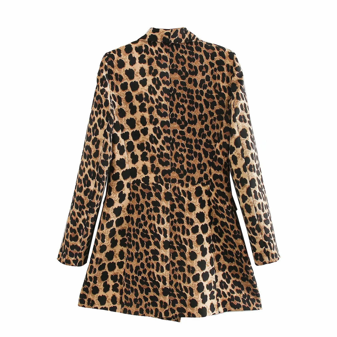 Blazer léopard femme, coupe longue et chic, style audacieux et tendance, parfait pour un vêtement de soirée ou bureau.