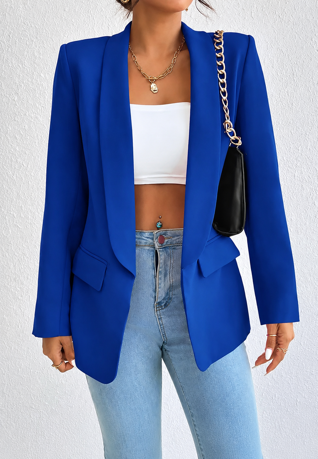 Élégant blazer femme coupe droite. Veste chic pour un style mode au bureau ou décontracté. Parfait pour l'automne.