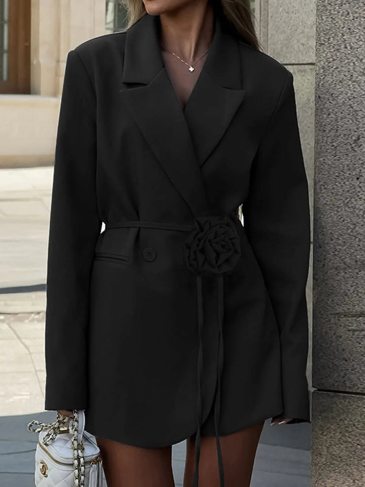 Blazer croisé femme élégant bleu ciel, avec ceinture fleurie. Idéal mode bureau et cérémonie.