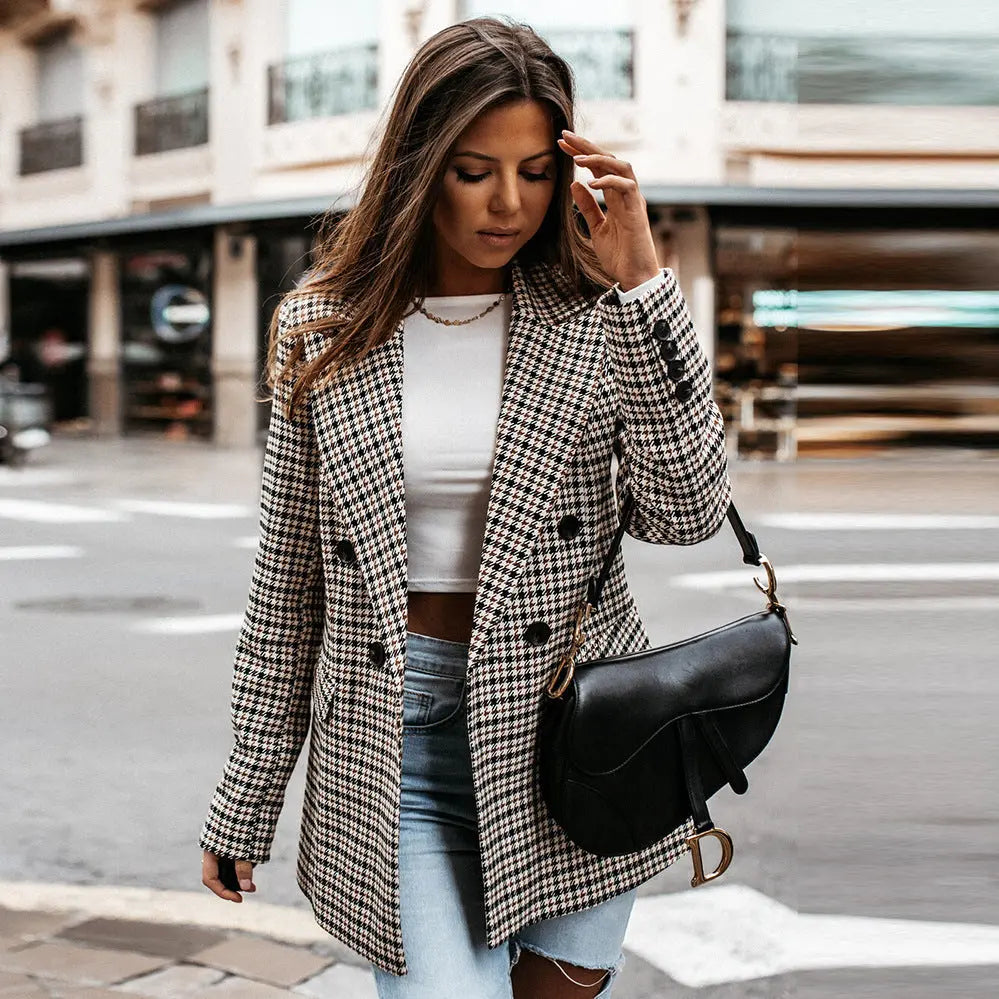 Blazer femme raffiné à double boutonnage et imprimé carreaux. Veste élégante pour un style bureau ou mode automne.