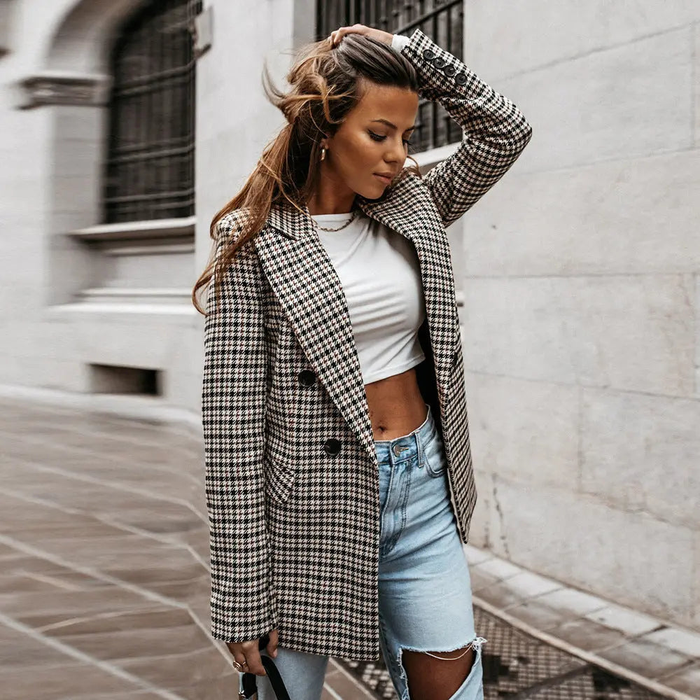 Blazer femme élégant et chic à carreaux. Veste tendance à double boutonnage pour la mode printemps automne, bureau.