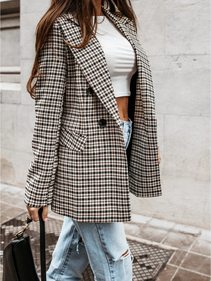 Veste blazer femme chic à motifs carreaux pour un look mode. Parfait pour le bureau, le printemps ou l'automne.
