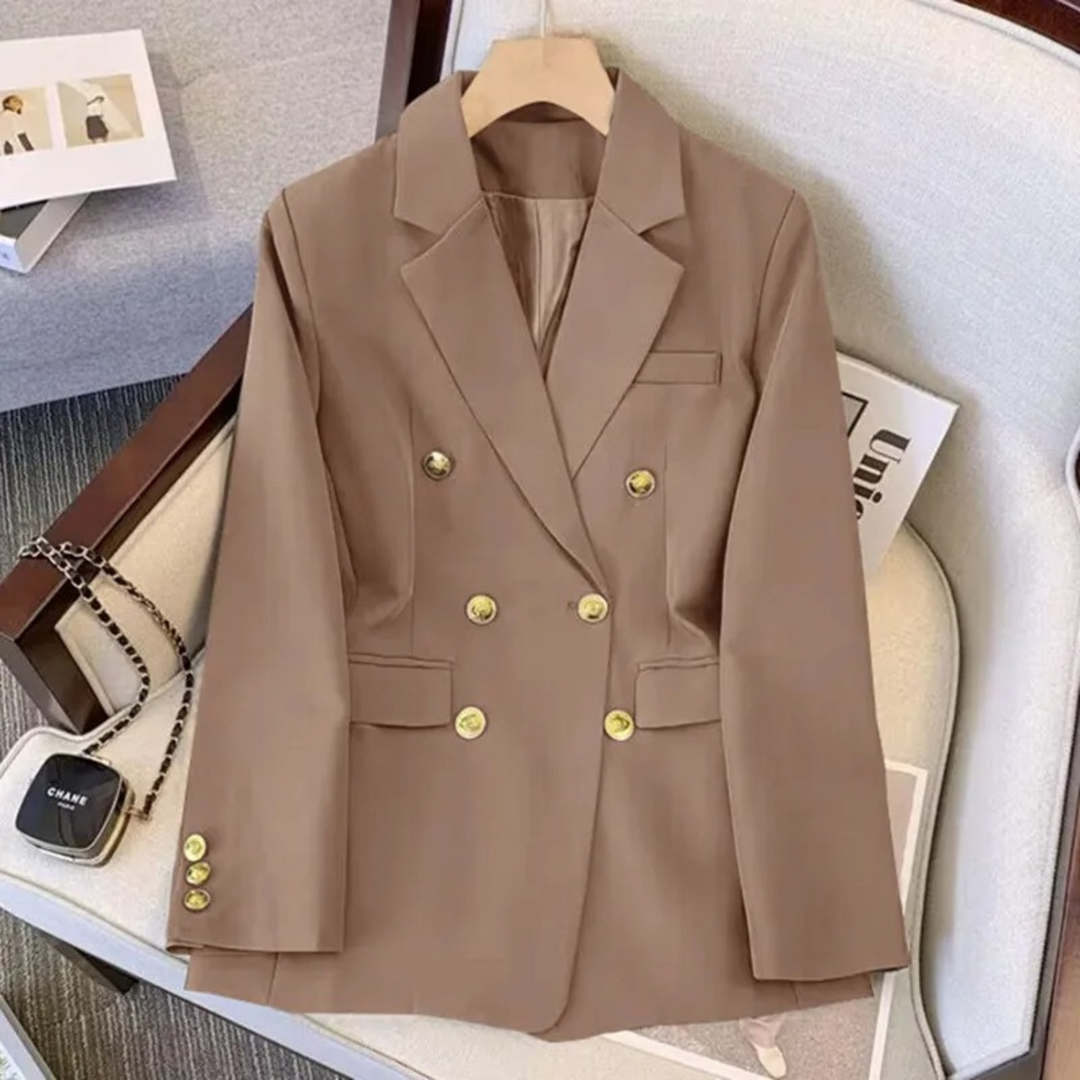 Blazer femme sophistiqué à double boutonnage, revers, parfait pour bureau, élégant et décontracté.