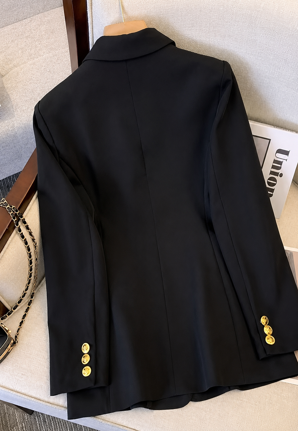 Blazer d'automne femme élégant, double boutonnage, versatile pour tenues professionnelles ou décontractées.