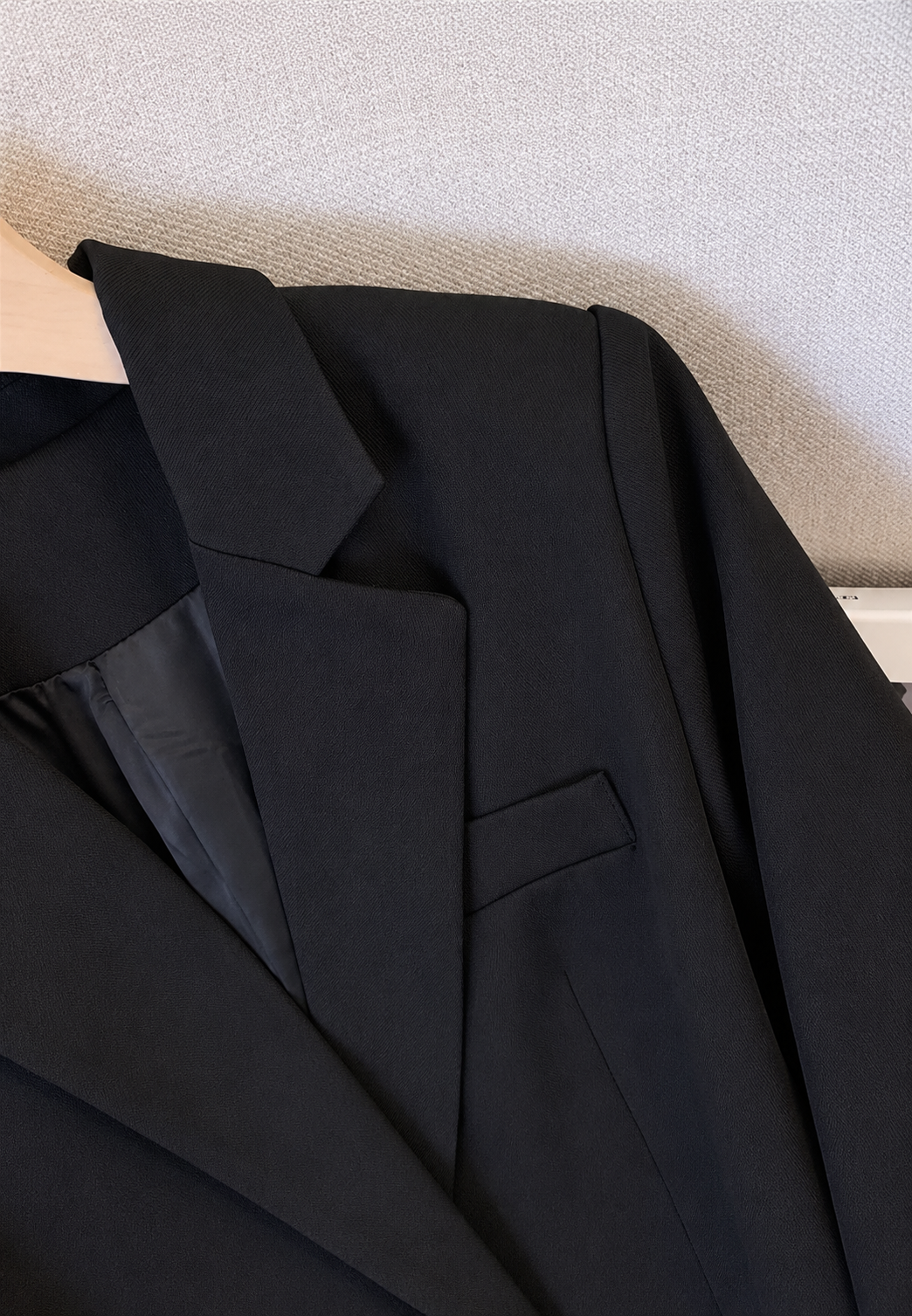Blazer femme élégant, double boutonnage, coupe structurée, idéal pour le bureau et les sorties.