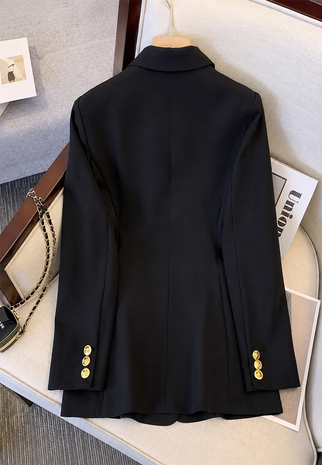 Blazer femme chic, double boutonnage, coupe ajustée, parfait pour un style bureau moderne ou décontracté.