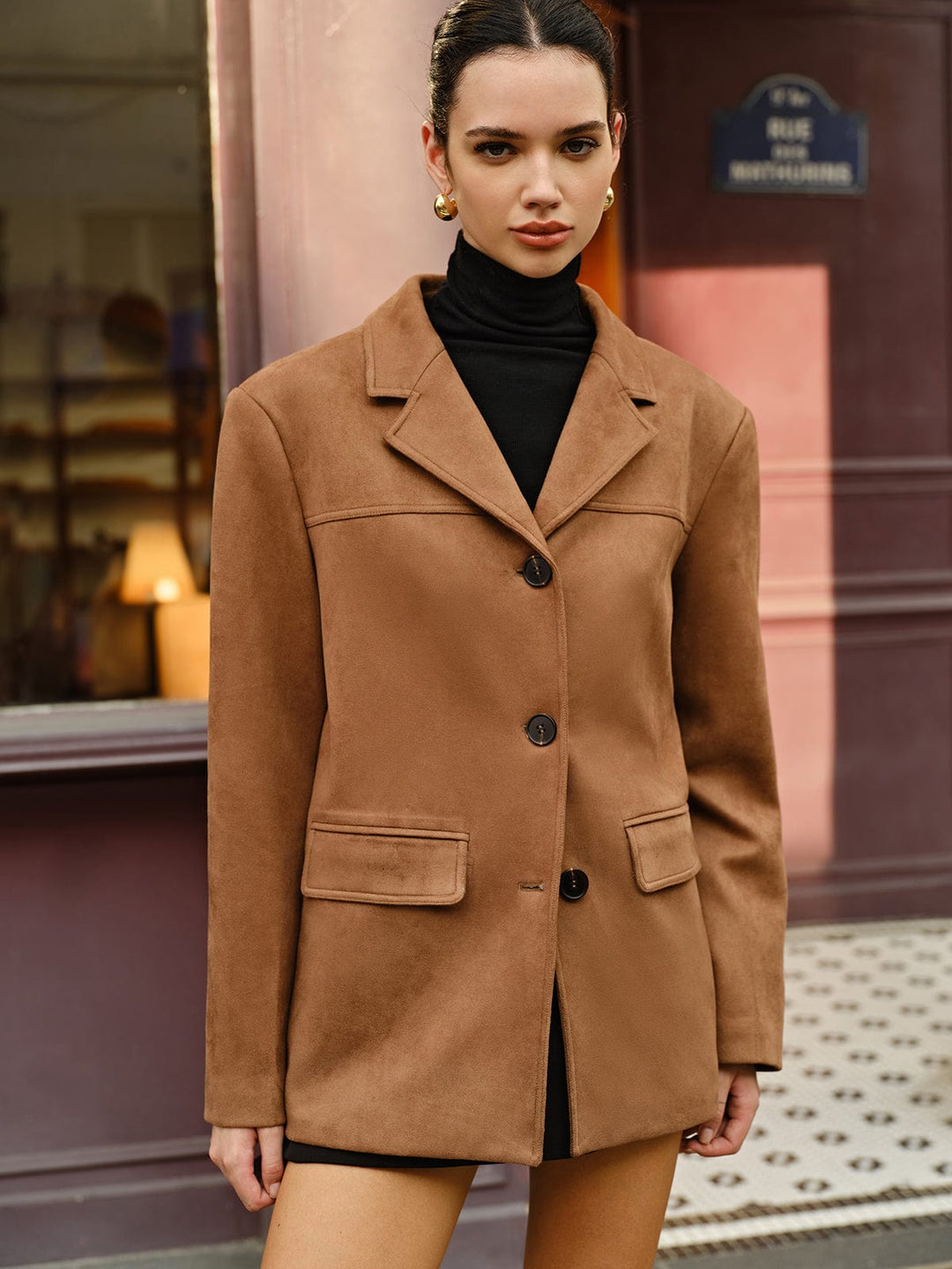 Blazer femme chic à coupe droite, parfait pour un look professionnel au bureau ou décontracté élégant.