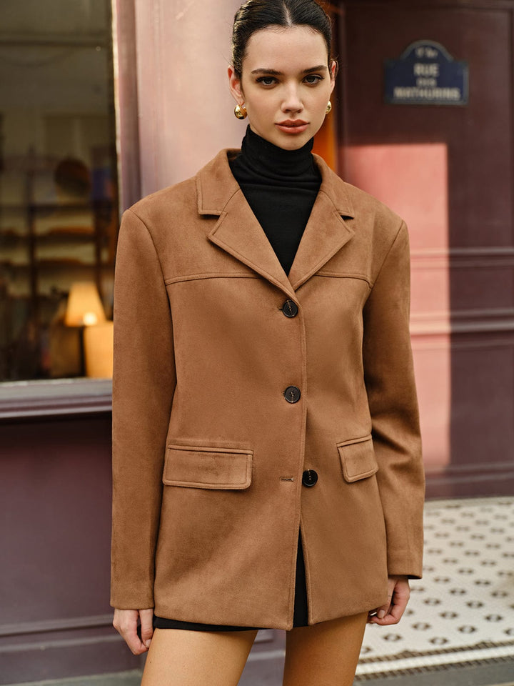 Blazer femme chic à coupe droite, parfait pour un look professionnel au bureau ou décontracté élégant.