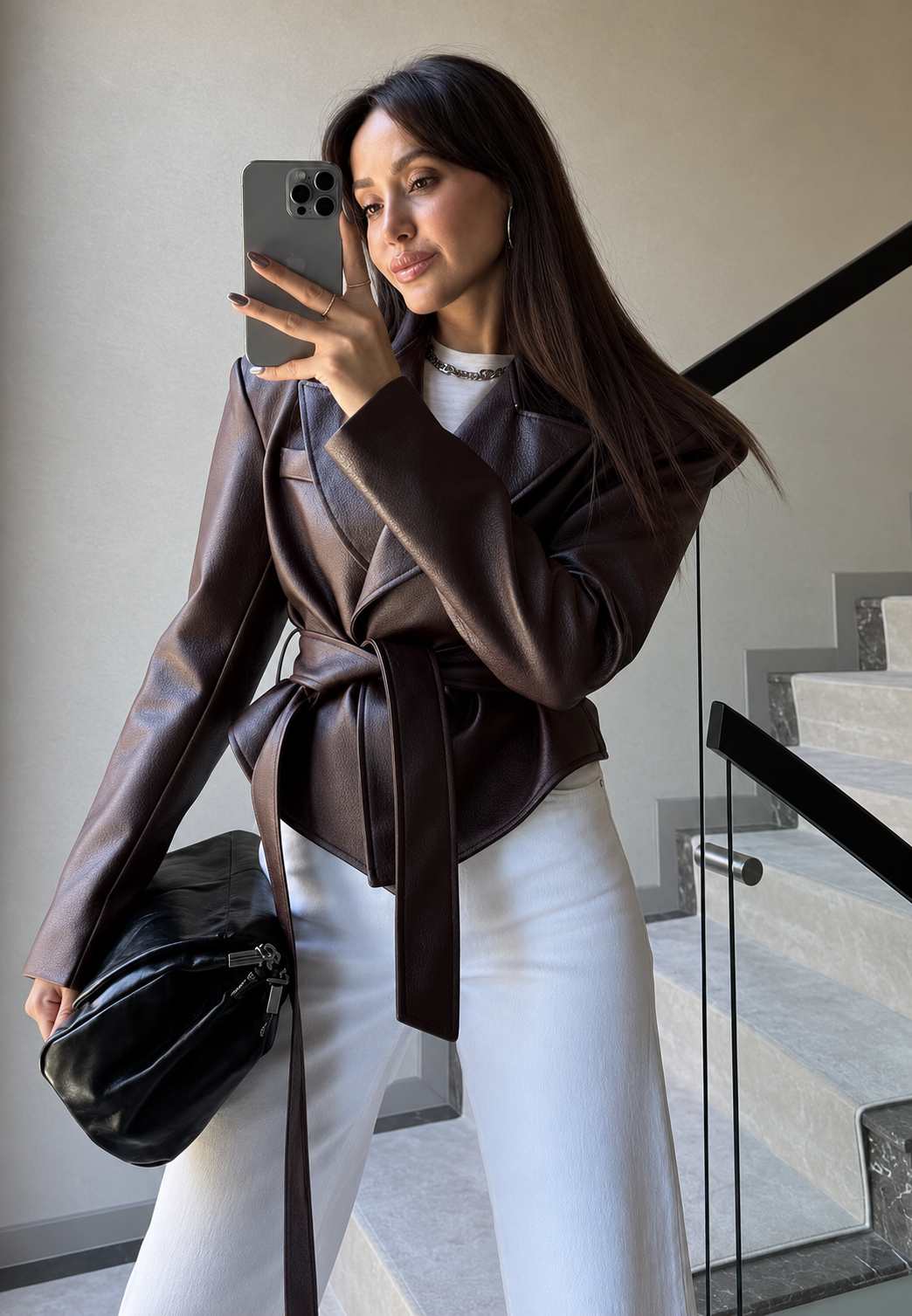 Veste blazer structurée pour femme avec ceinture, style sophistiqué, idéale pour la mi-saison.