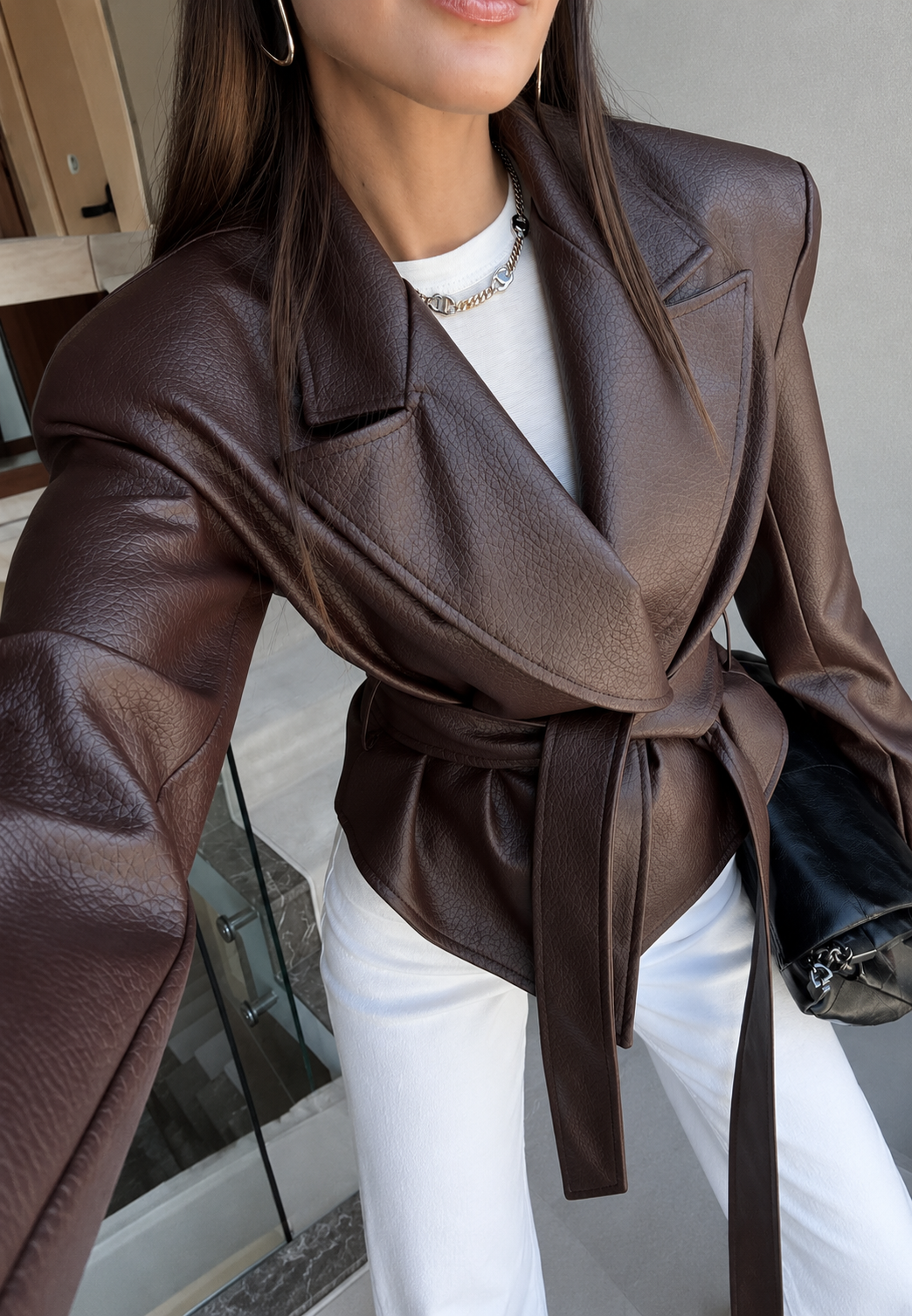 Blazer élégant femme, coupe structurée, avec ceinture pour une silhouette chic, mode automne.