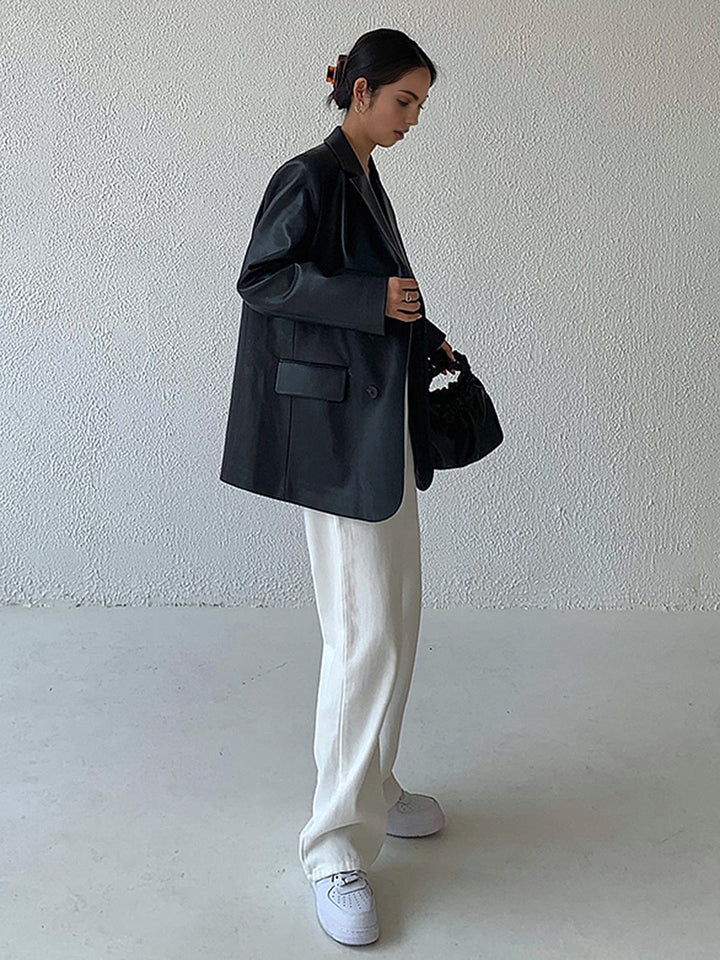Vue latérale du blazer femme marron, coupe ample, col revers. Veste chic et élégante pour l'automne.