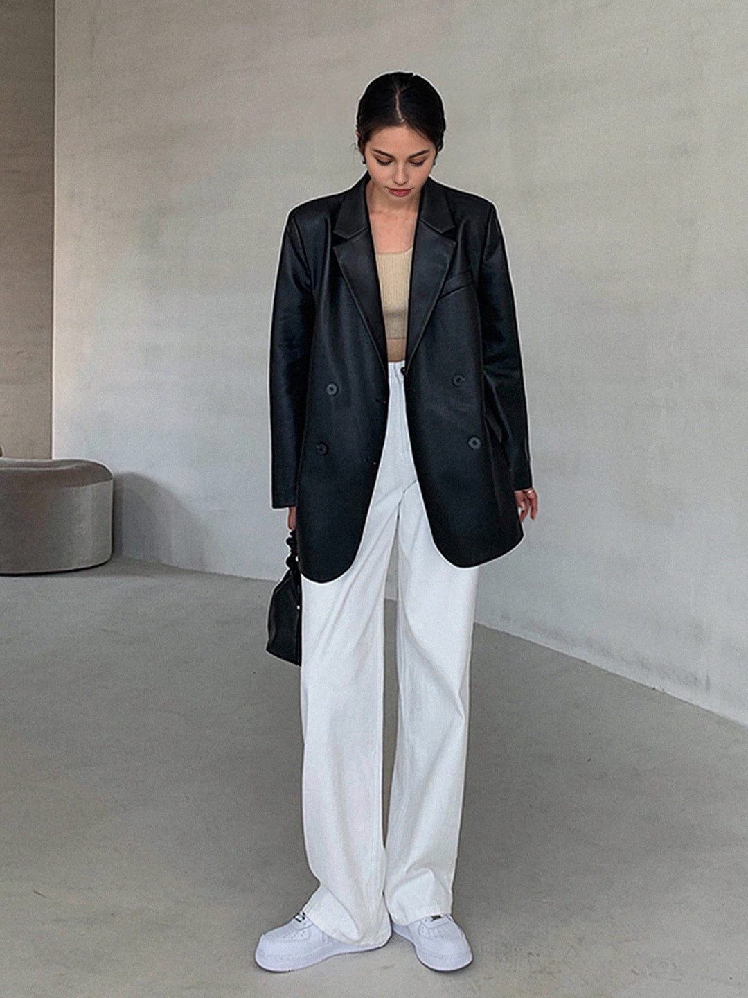 Blazer femme noir polyvalent, coupe ample, col revers moderne. Idéal pour look chic ou décontracté automne.