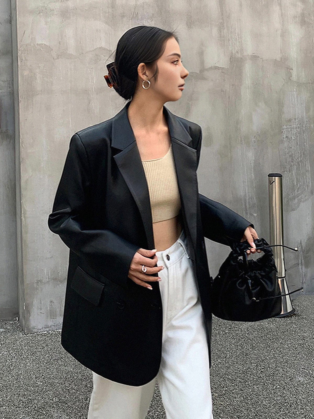 Blazer femme marron élégant, coupe ample, col revers, veste tailleur chic, tendance automne mode femme.