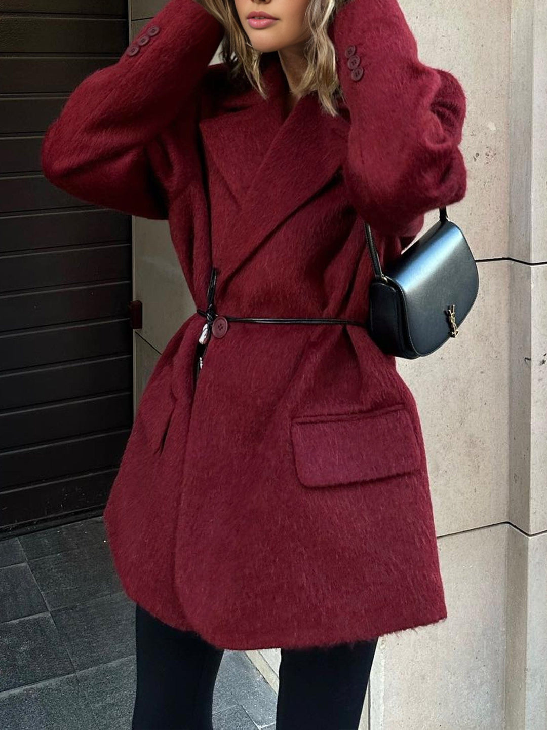 Blazer élégant femme rouge, coupe ajustée et moderne, avec ceinture fine. Idéal pour un style sophistiqué en mode féminine.