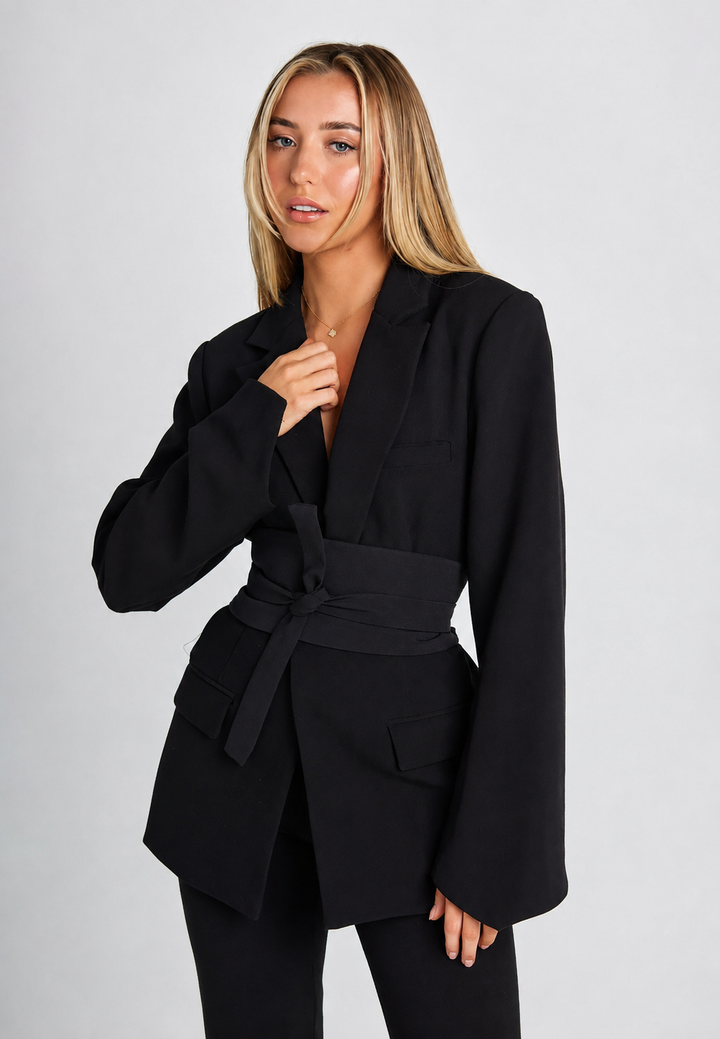 Blazer long femme élégant avec ceinture, idéal pour un look chic au bureau ou en soirée.