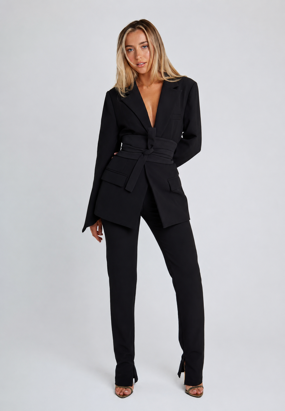 Veste blazer longue ceinturée femme, style mode printemps/automne, chic et moderne.