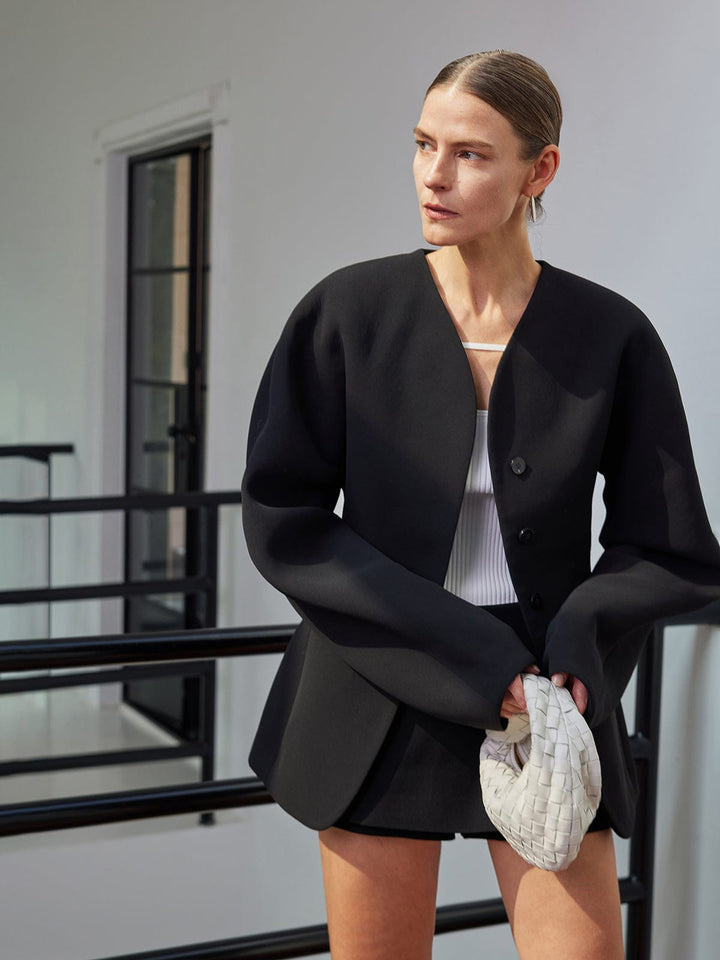 Veste blazer femme chic, coupe droite, design moderne sans revers. Parfaite pour une mode féminine élégante et stylée.