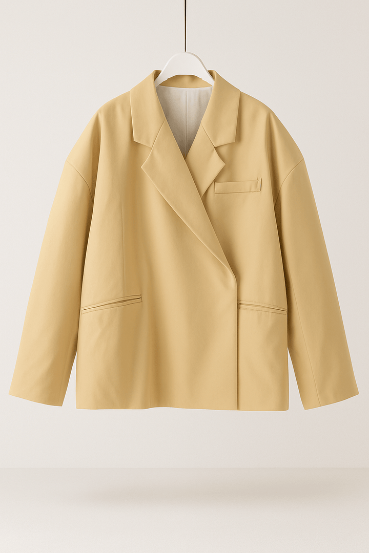 Élégant blazer oversize femme à revers crantés et manches longues. Veste mode pour un style professionnel chic.