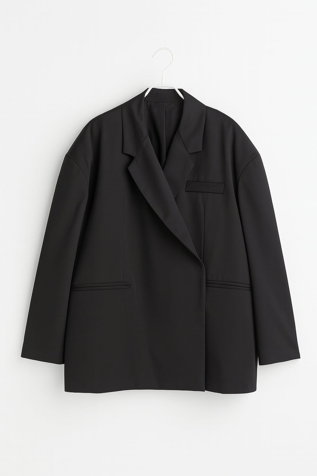 Veste élégante femme, blazer oversize à revers crantés. Modèle chic et moderne pour une tenue de bureau ou casual.