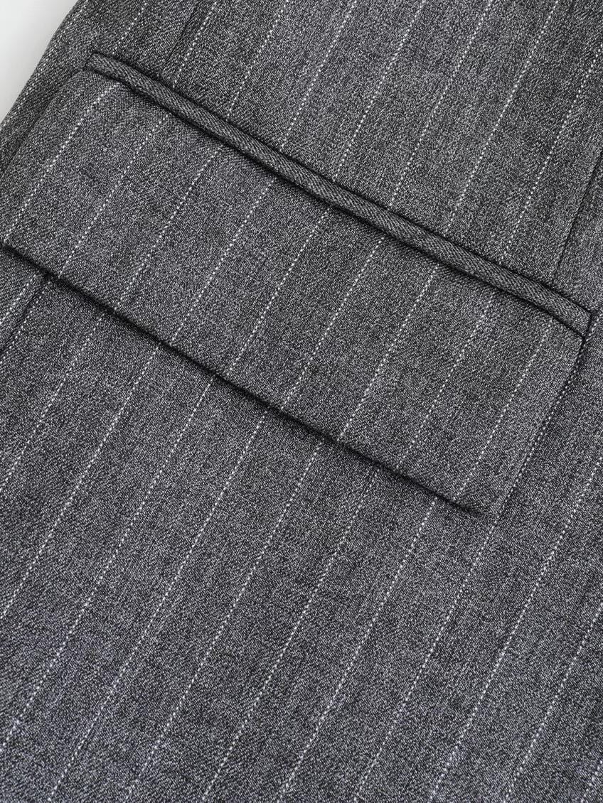 Blazer gris oversize femme avec deux boutons, style décontracté ou pro. Une pièce polyvalente et très tendance.