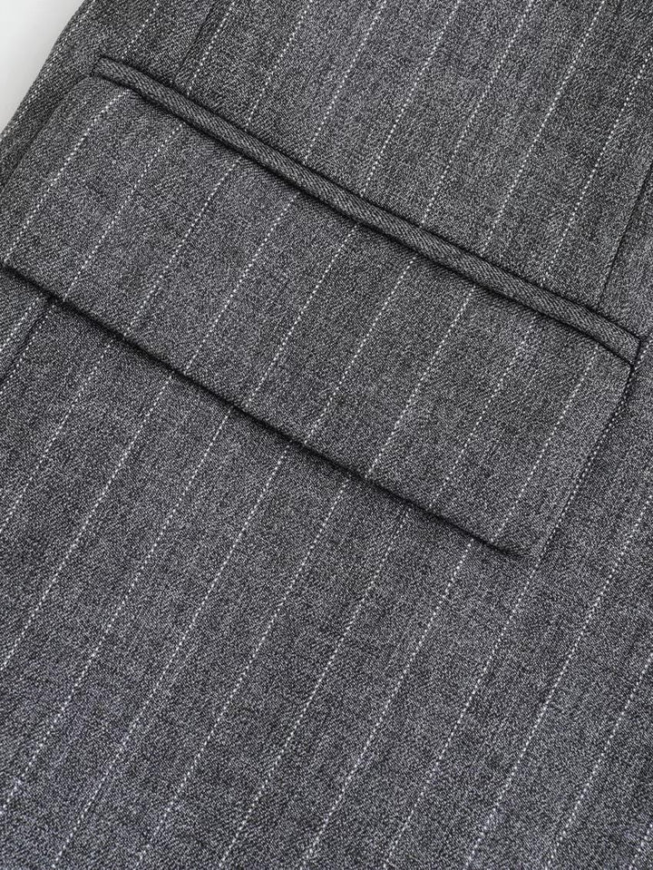 Blazer gris oversize femme avec deux boutons, style décontracté ou pro. Une pièce polyvalente et très tendance.