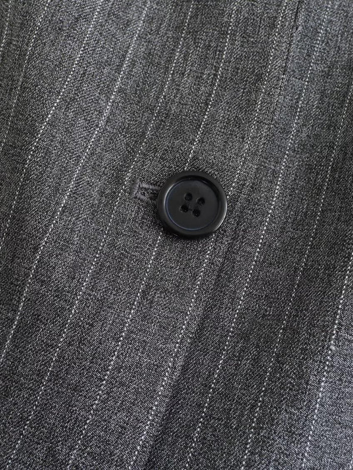 Blazer gris anthracite oversize femme, avec ses deux boutons. Une veste mi-saison élégante pour toute garde-robe.