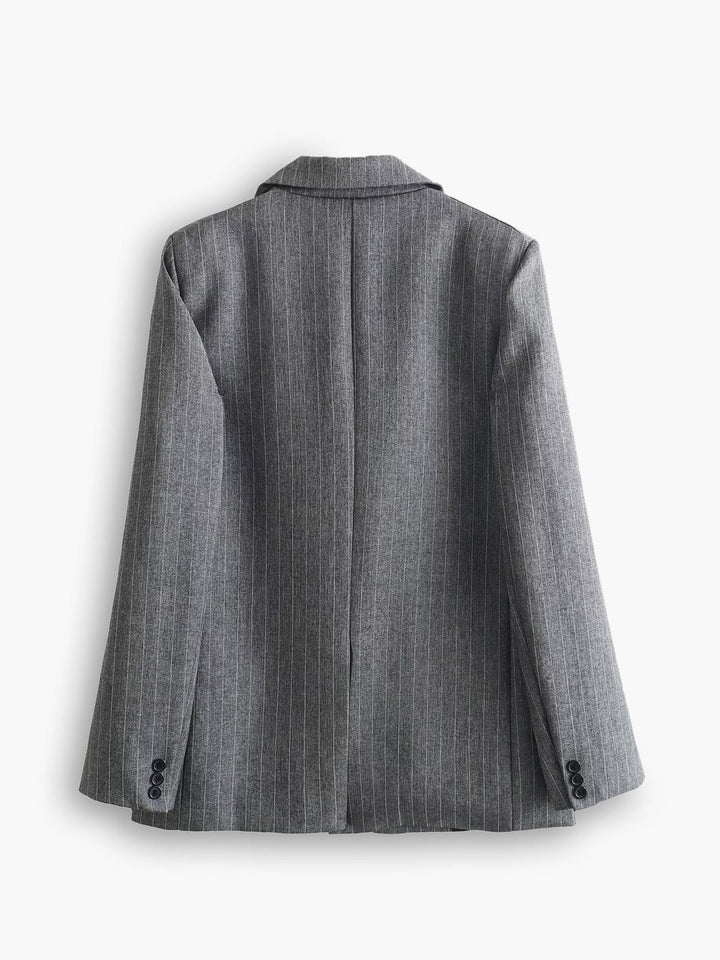 Blazer féminin gris oversize, indispensable pour une mode élégante. Créez un look chic, du bureau au casual.