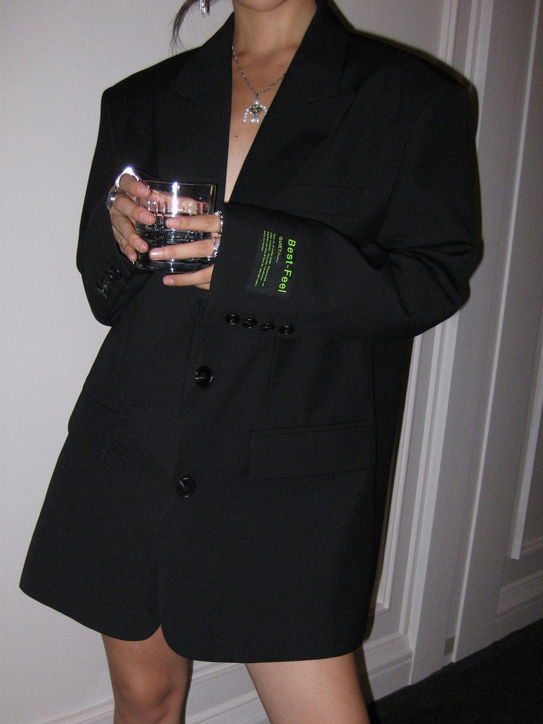 Veste blazer oversized femme avec un jean. Look décontracté chic, mode et polyvalent pour un style urbain moderne.