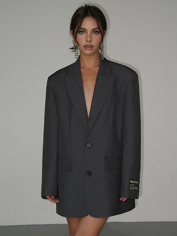 Profil du blazer oversized femme. Silhouette élégante et tendance, cette veste est parfaite pour un look chic mode.