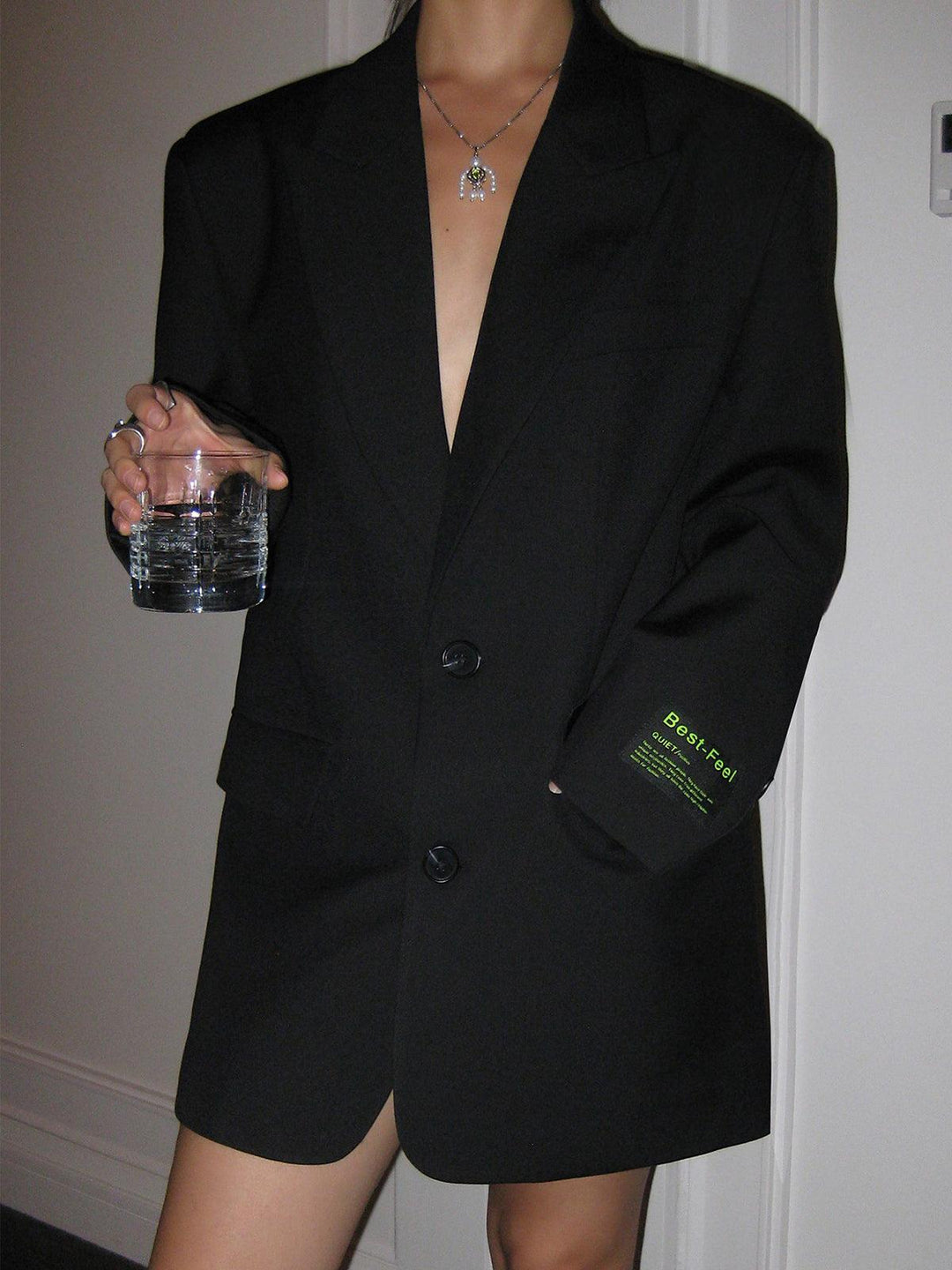Blazer oversized élégant femme sur une robe. Ensemble chic et moderne, idéal pour un look bureau ou soirée.