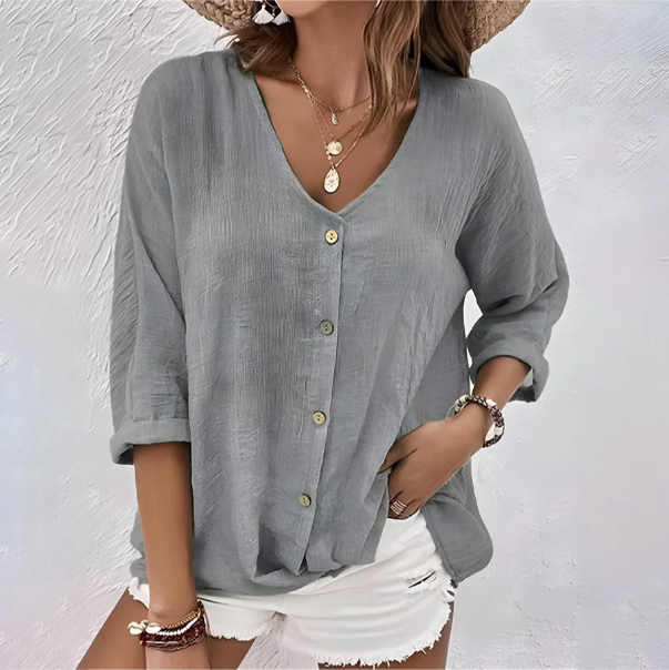 Chemise femme chic et décontractée, boutonnée, polyvalente. Parfaite pour le bureau ou le week-end.