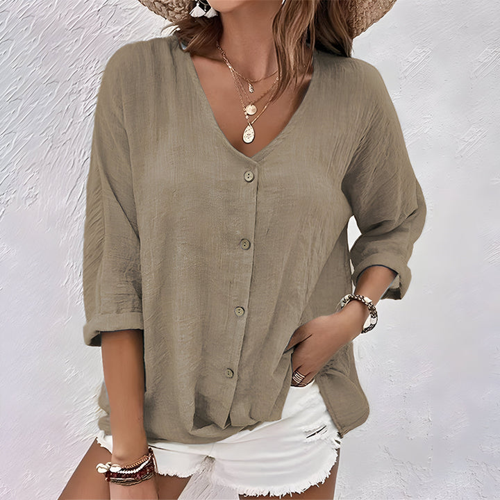 Blouse décontractée chic pour femme, boutonnée, tissu doux et fluide. Élégance et confort assurés.