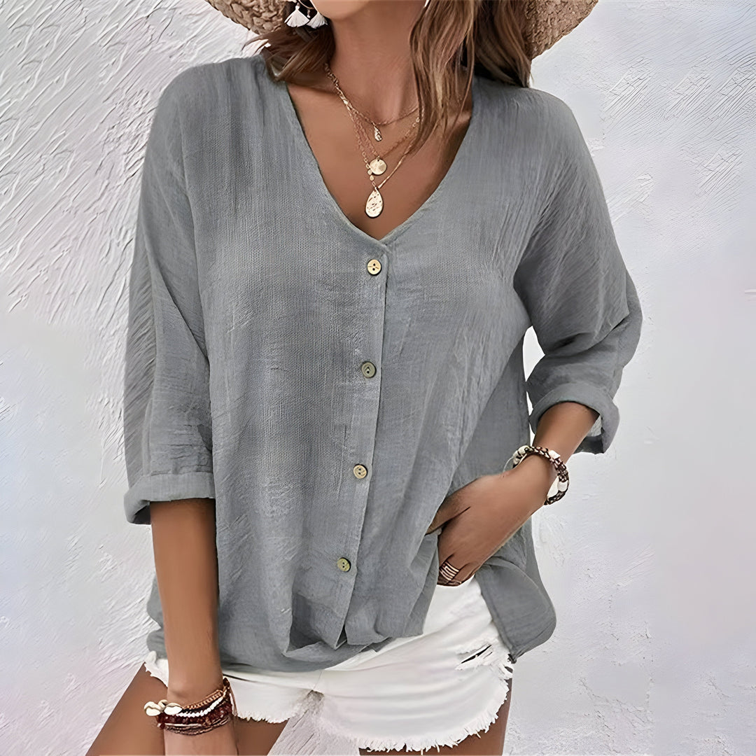 Détail de la blouse femme boutonnée, col V, matière respirante, finition soignée. Confort et durabilité.