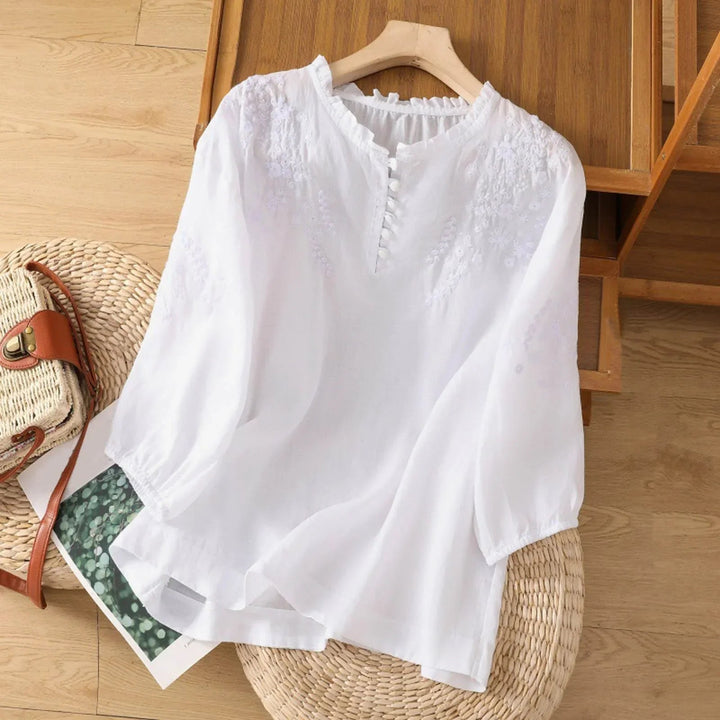 Blouse femme élégante, broderie florale délicate, manches 3/4. Idéale printemps-été, style chic décontracté.