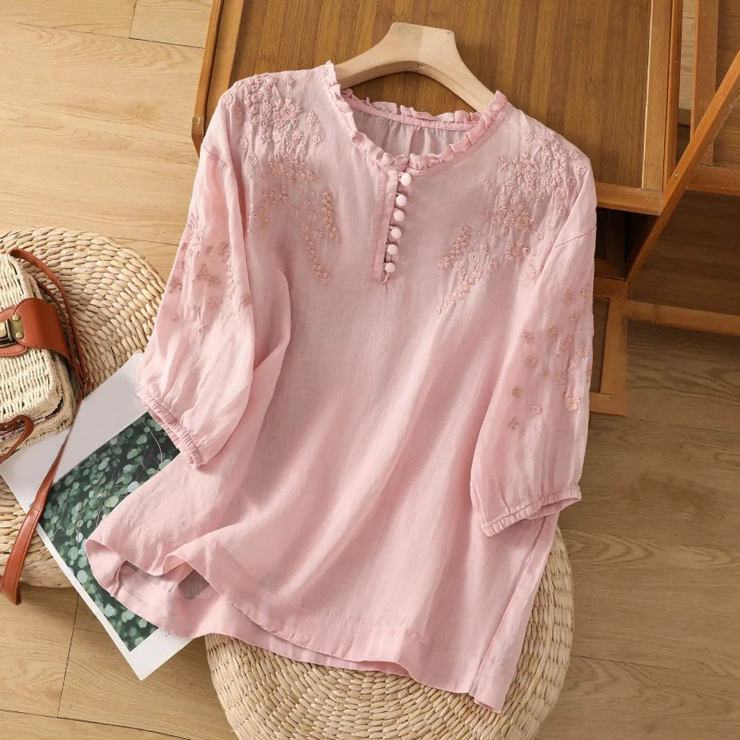 Blouse féminine printanière-estivale, broderie élégante. Manches 3/4, pour un look chic et confortable.