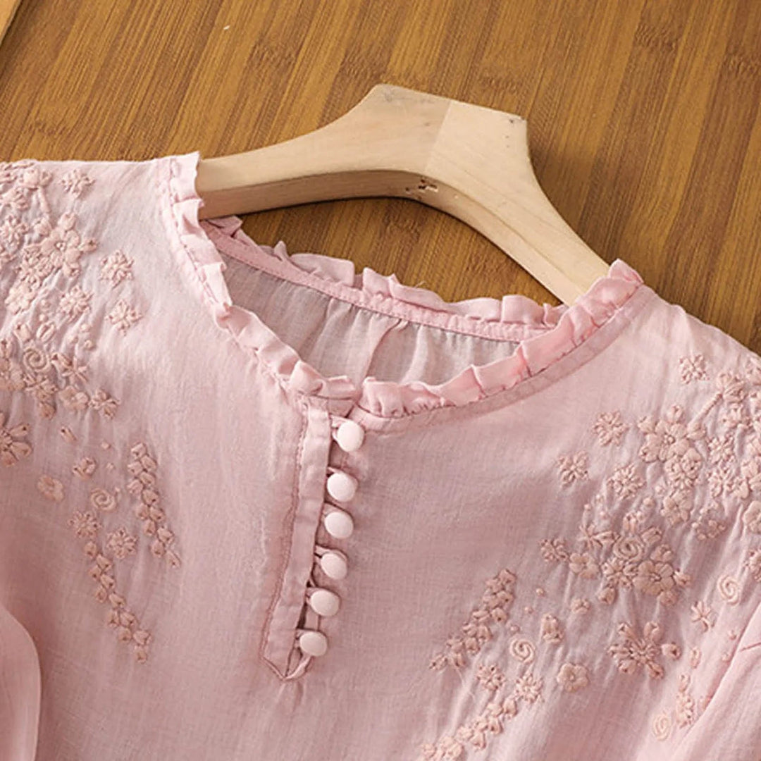 Blouse femme à broderie florale délicate, manches 3/4. Un top élégant et confortable pour toutes occasions.