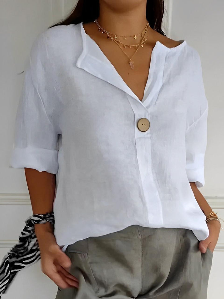 Chemise fluide femme élégante à col V et manches 3/4, pour un confort printanier et estival polyvalent.